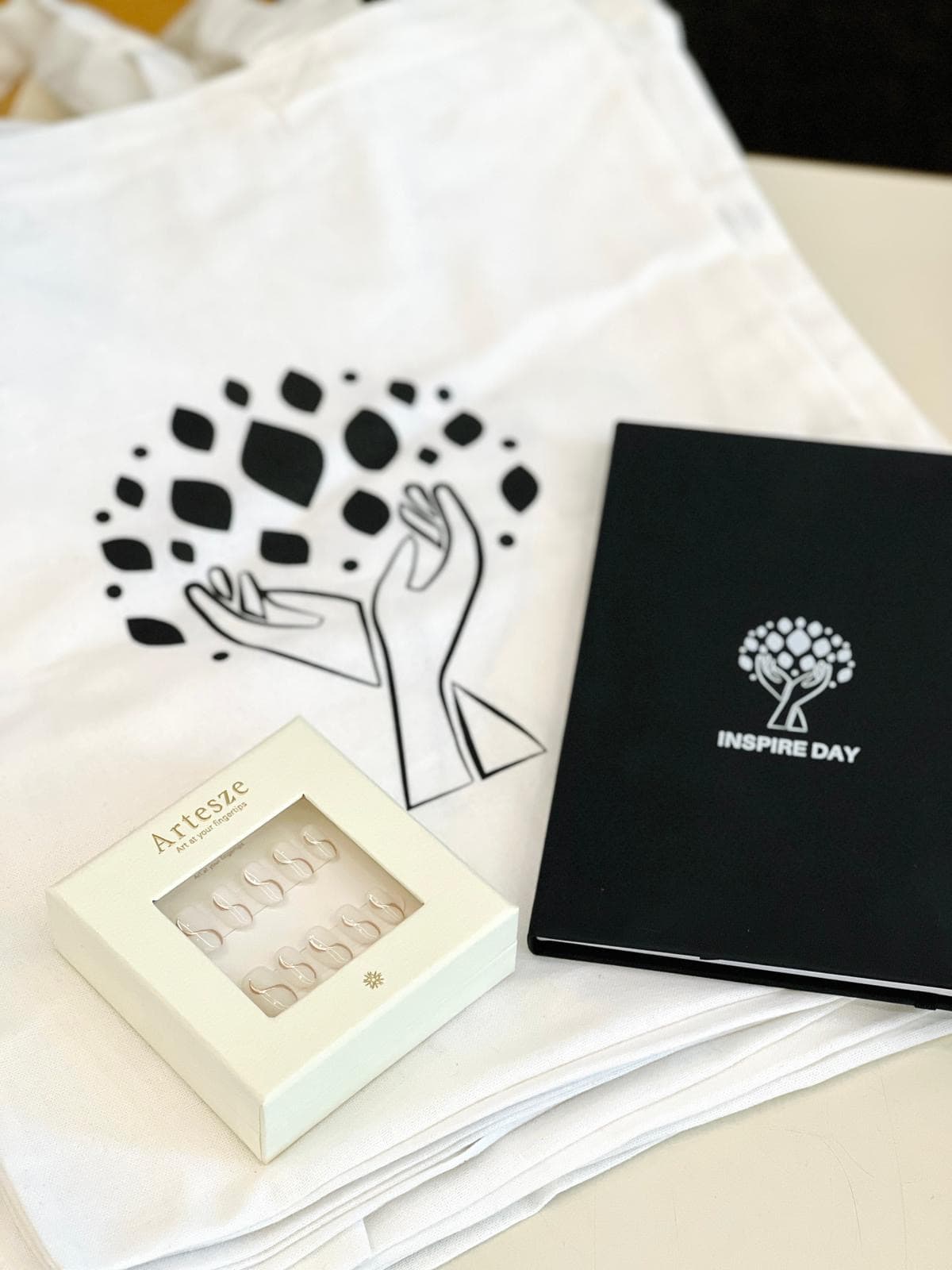 InspireDay – Bazaar, Stand mit handgefertigten Taschen und Portemonnaies