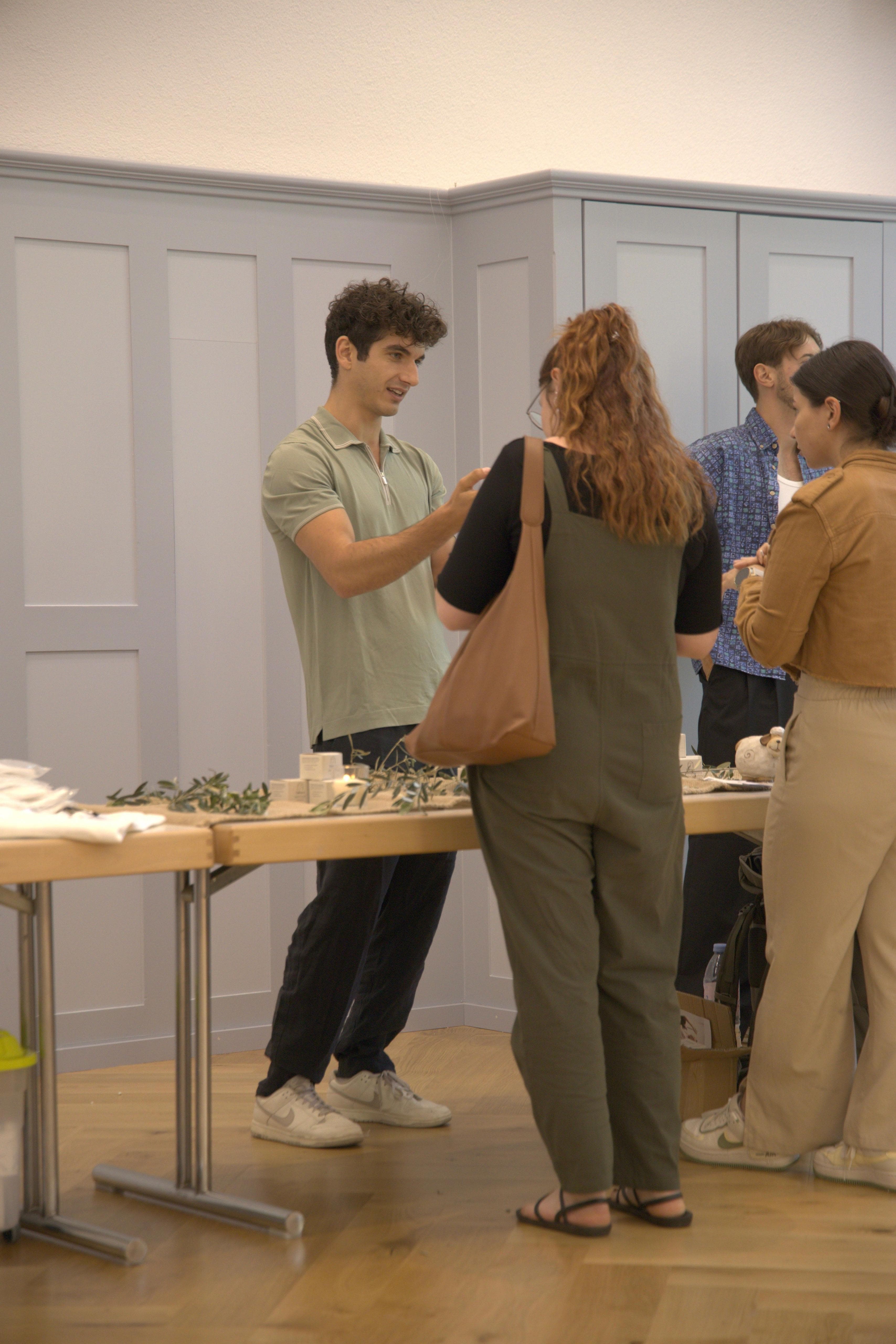 InspireDay – Bazaar, Beratungsgespräch am Naturkosmetik-Stand